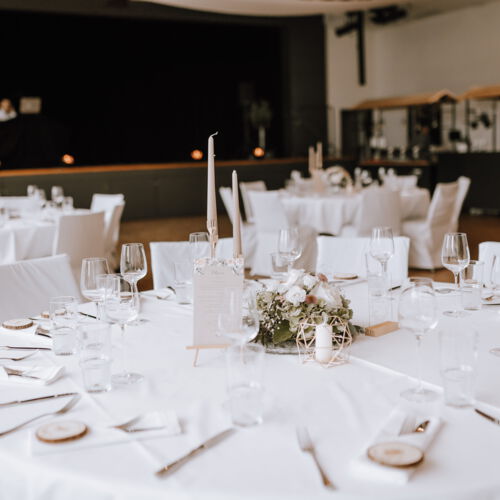 Geschmückter Tisch an einer Hochzeit